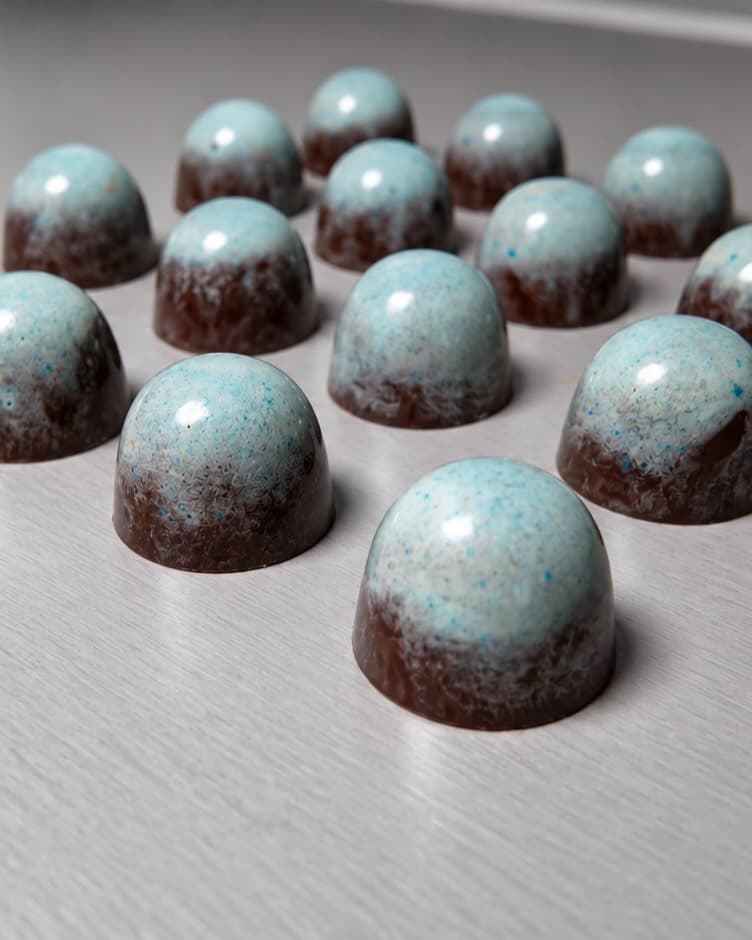 Blue speckled dome bonbons