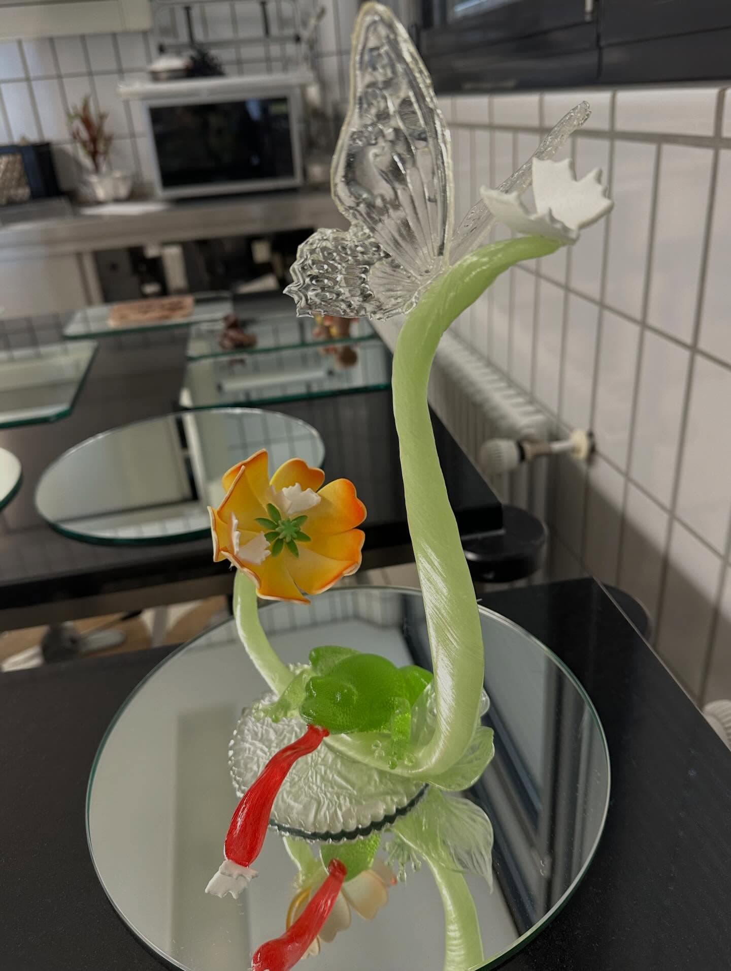 Sugar showpiece seen from the side