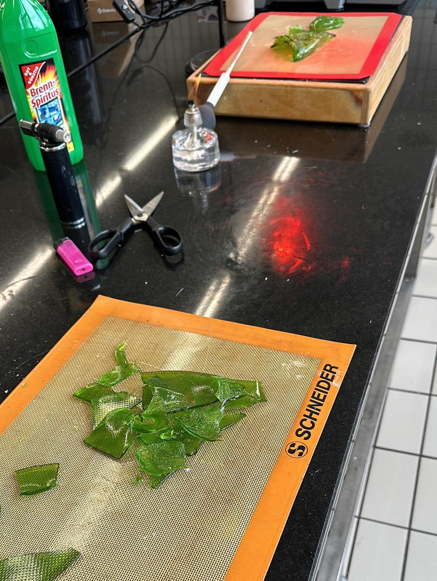 Sugar work station with silicone mat and leaves